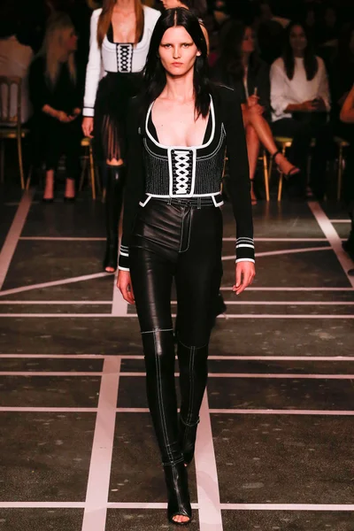 Look 19